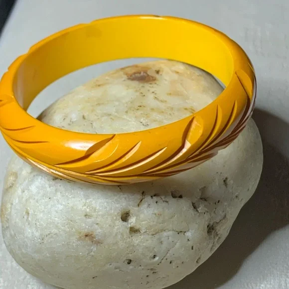 Vintage Butterscotch Bakelite Bangle Bracelet - Picture 3 of 4